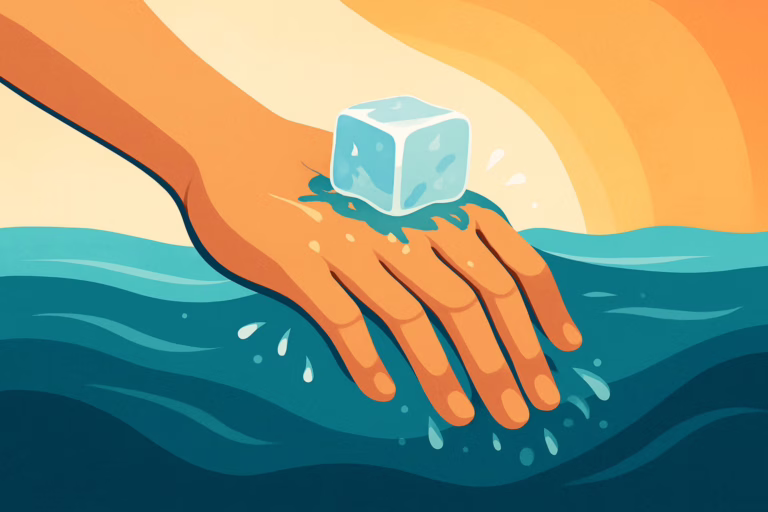 Main humaine immergée dans de l’eau froide avec un glaçon fondant, illustrant le concept de stress bénéfique et d’hormèse.